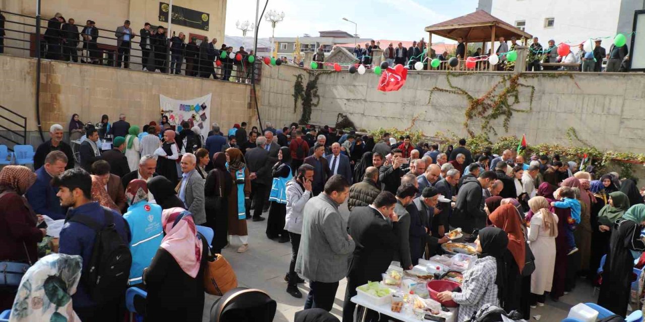 Hakkari'de kurulan bu çarşıya ilgi büyük oldu! Çevre ilçelerden akın akın ziyaret var