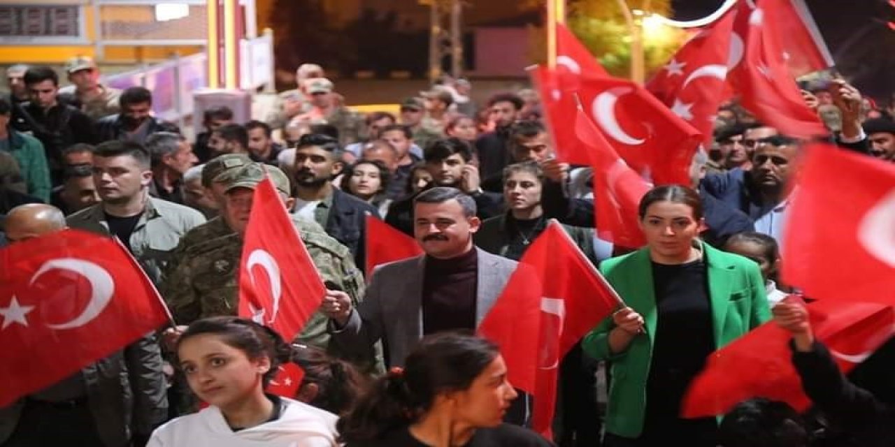 Hakkari'nin Çukurca da ilçesinde binler yürüdü! Yürüyüş sosyal medyada da olay oldu