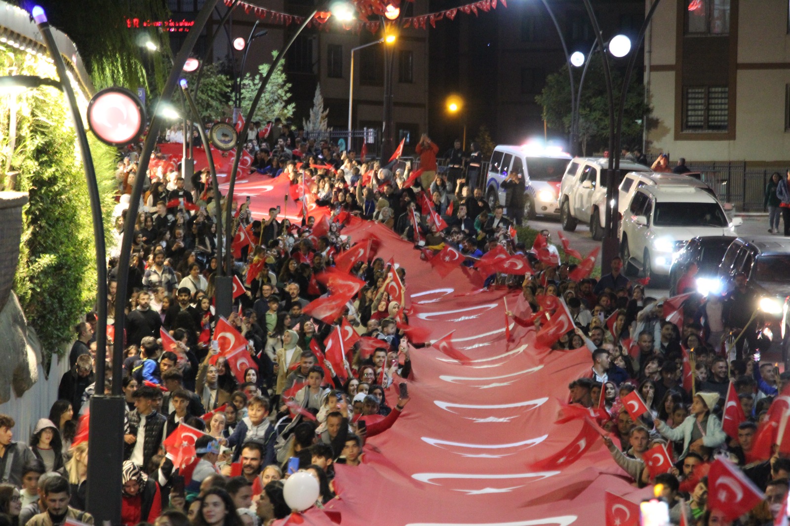 Şırnak’ta binlerce kişi Cumhuriyet Bayramı’nı fener alayı ile kutladı