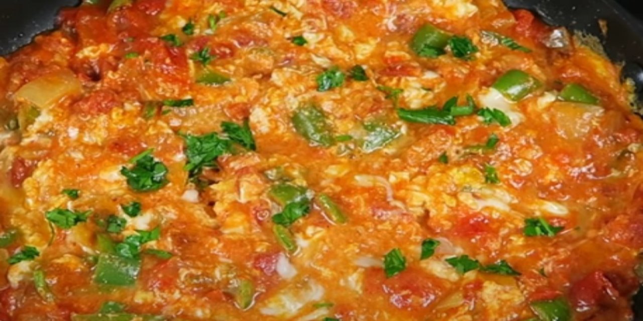 Menemen pişirirken denemelisiniz! Tavanın dibini sıyırma garantili Yunan usulü menemen tarifi