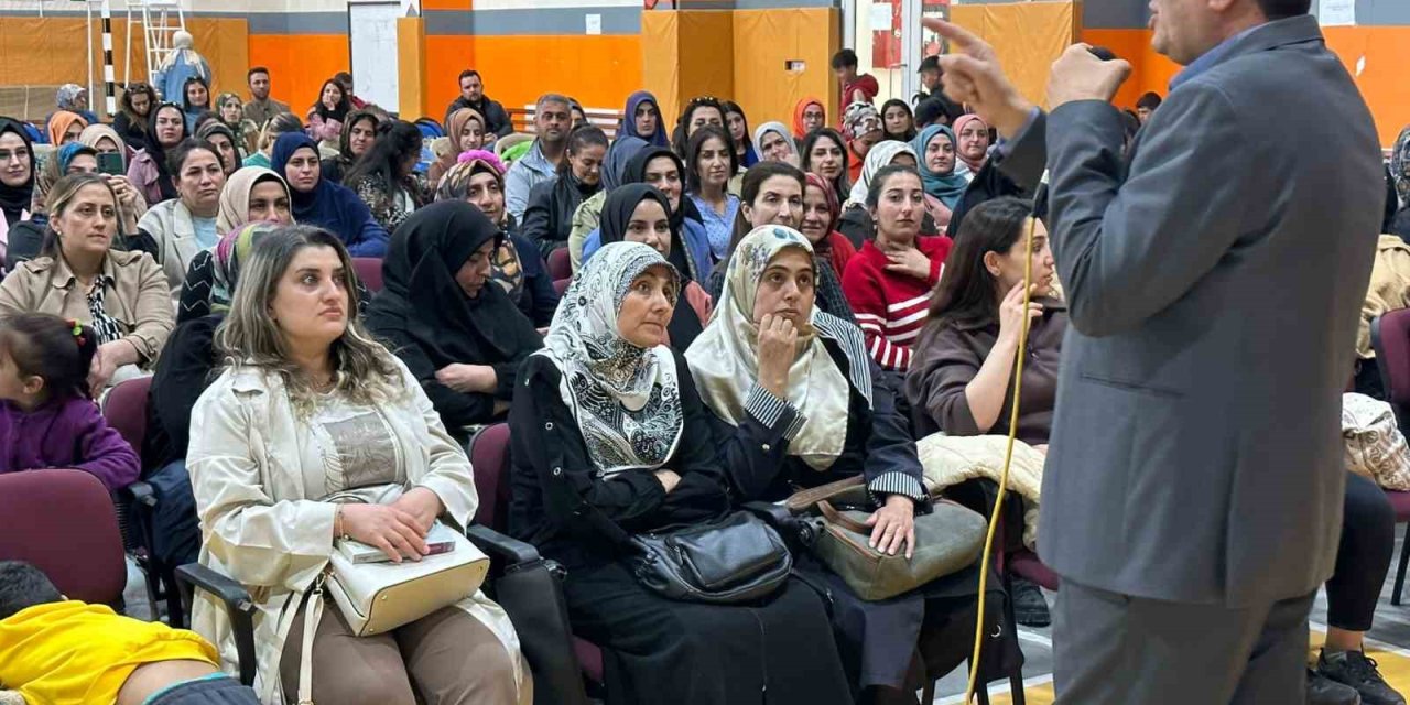 Hakkari'de ses getiren etkinlik! Tüm Yüksekova halkının diline düşen söyleşi