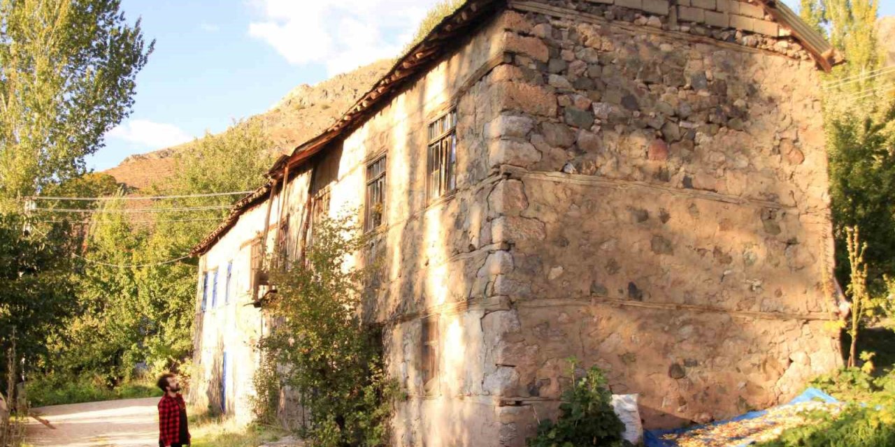 Bu ev Hakkari Şemdinli'de... Yufkalı köyündeki evin duvarındaki tablonun sırrı çözüldü