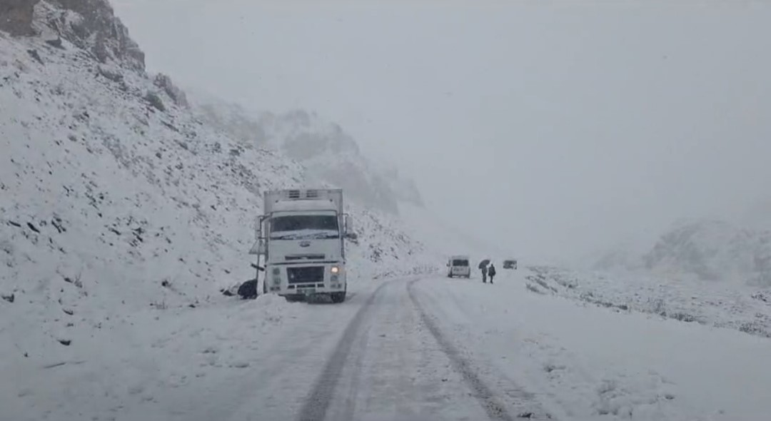 Türkiye'nin en yüksek geçidi! Kar yağışı nedeniyle traffiği olumsuz yönde etkiledi