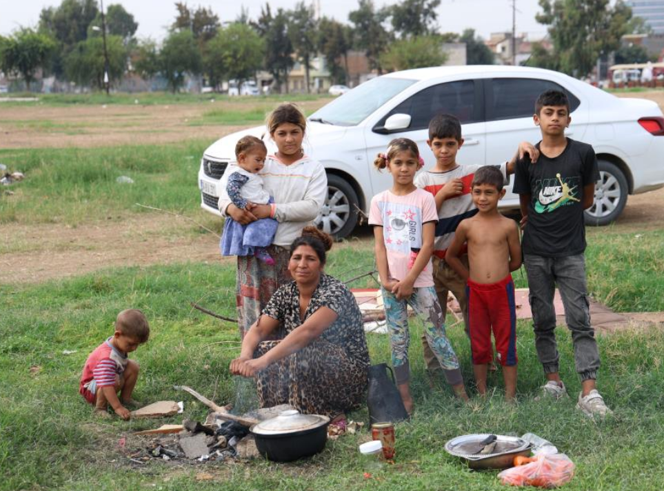 8 Çocuklu  aile kira ödeyemediği için sokakta kaldı