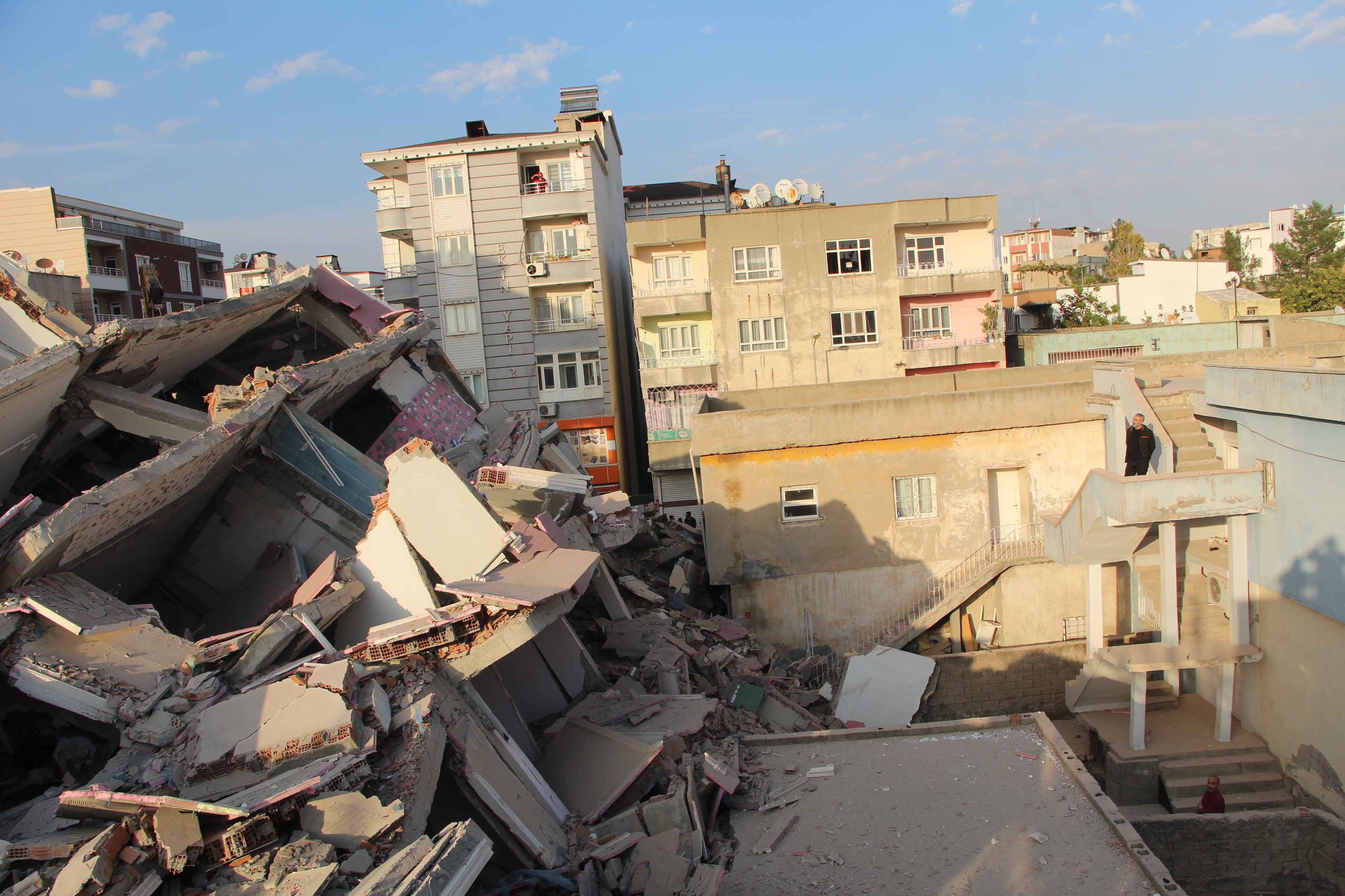 Ağır hasarlı bina sağlam bina üzerine devrildi, facia son anda önlendi