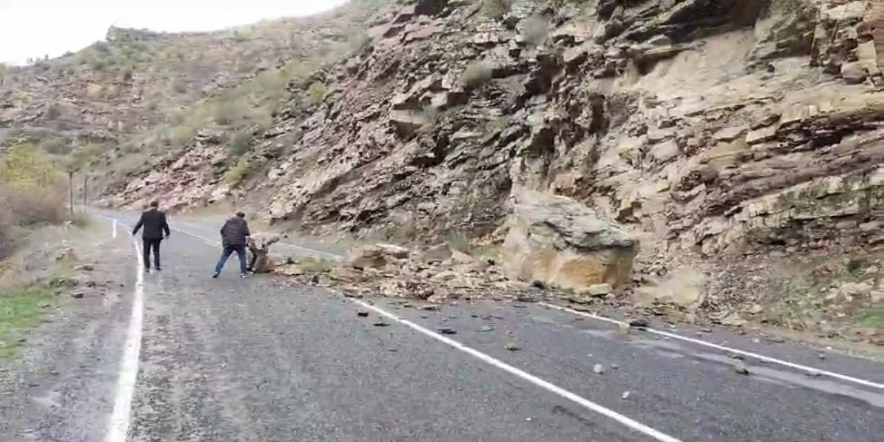 Şırnak Karayoluna düşen dev kaya parçaları kazaya davetiye çıkarıyor