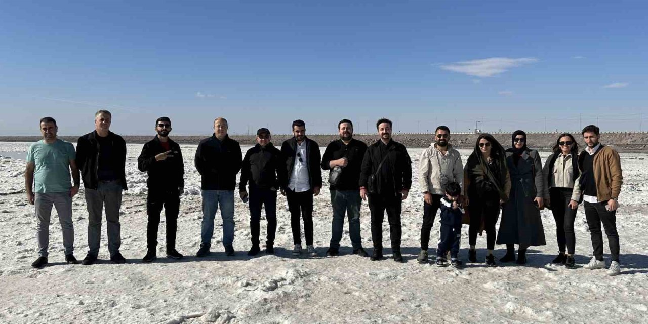 Yüksekovalı gençler kurumaya yüz tutan Urmiye Gölü’nde yürüdüler