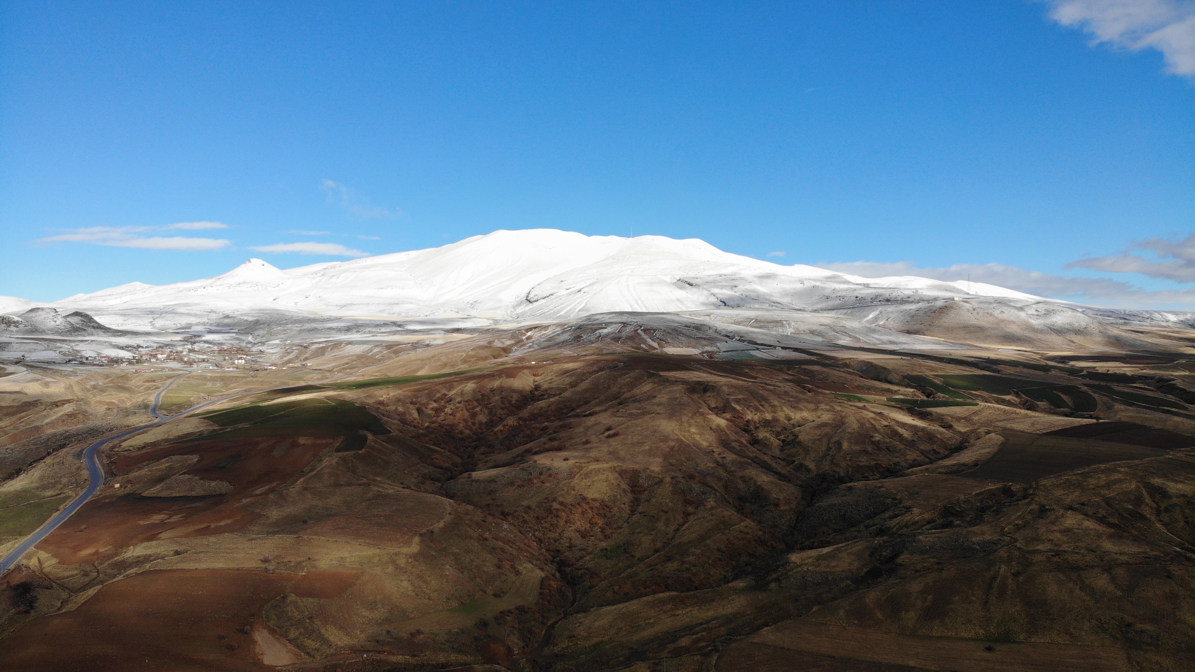 Nemrut Kalderası Dağları Beyaz Gelinliğini giydi