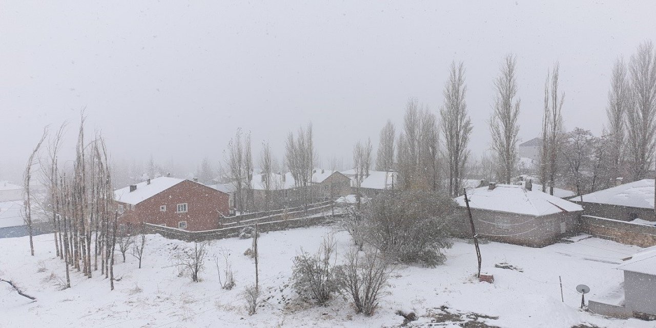 Yoğun kar nedeniyle köy yolları ulaşıma kapandı