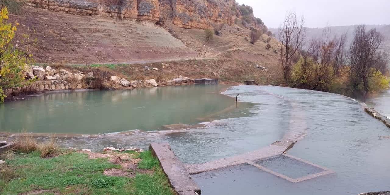 Kuraklığın vurduğu çay şiddetli yağışlarla birlikte taştı