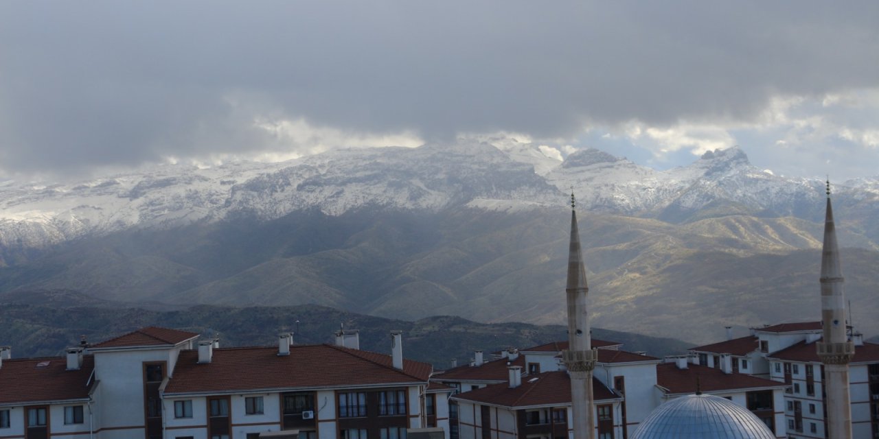 Şırnak’ta mevsimin ilk karı Cudi ve Gabar dağına yağdı