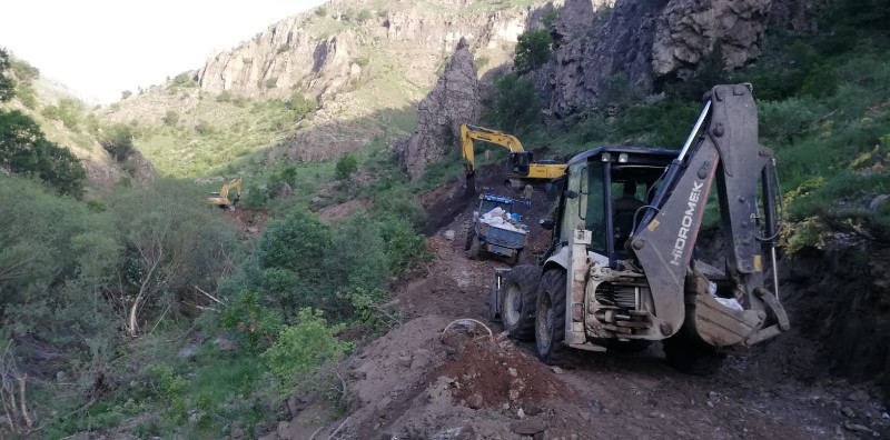 ŞENOBA BELEDİYESİ YAYLALARA YOL YAPIM ÇALIŞMALARINI SÜRDÜRÜYOR