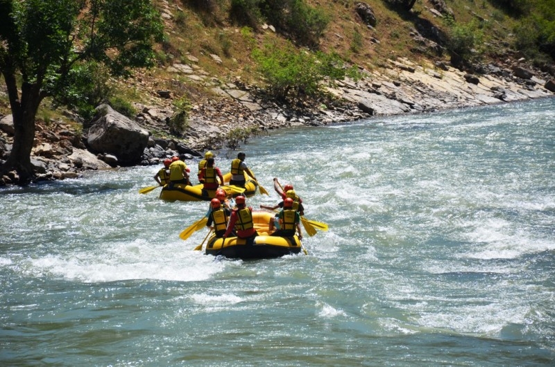 ŞIRNAK'TA SPORCULAR 19 MAYISI RAFTİNG YAPARAK KUTLADI