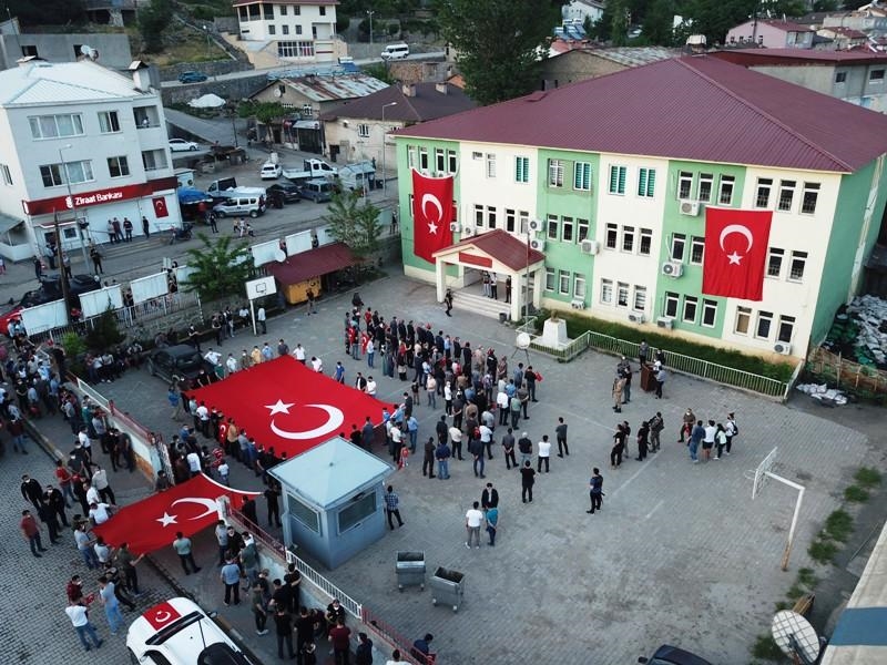 Şırnak'ta Kato Dağı'ndan Kent Merkezine Ay Yıldızlı Yürüyüş