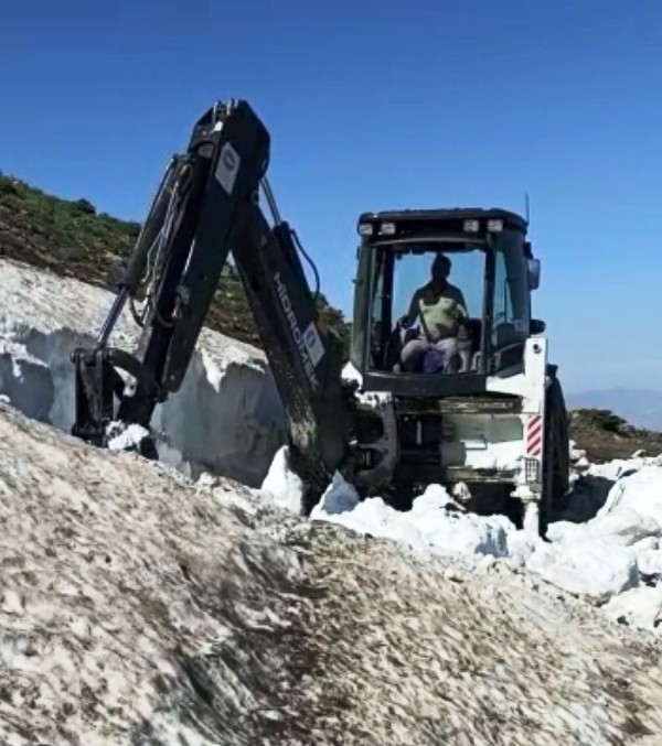 Şırnak'ta Mayıs ayı sonunda 3 metre karla mücadele