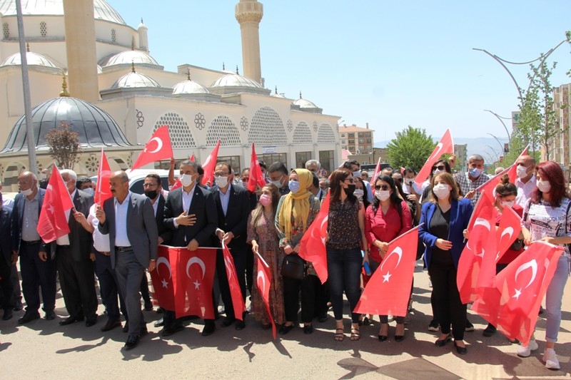 Şırnak’ta Vatandaşlar Terör Örgütü Pkk'nın Saldırısını Ellerinde Türk Bayraklarıyla Yürüyüş Yaparak Kınadı