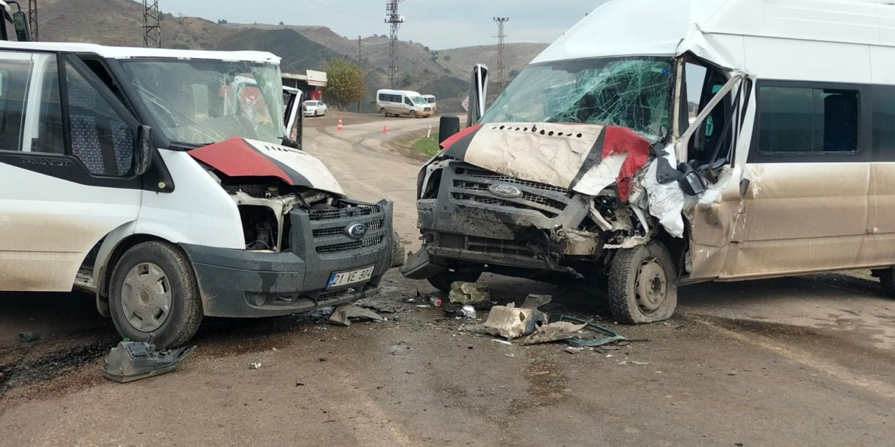 Şırnak Kumçatı'da  iki Minibüs Kafa Kafaya çarpıştı 18 yaralı
