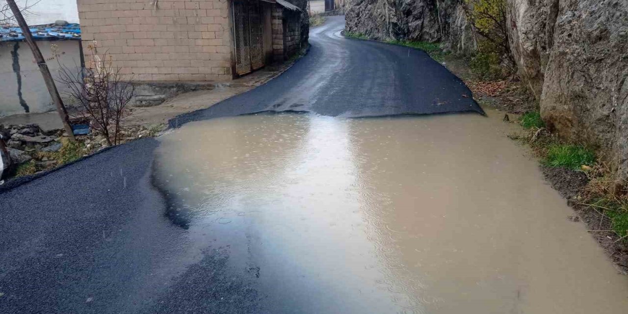 Hakkari’de karla karışık yağmur etkili olmaya başlarken yetkililer uyardı