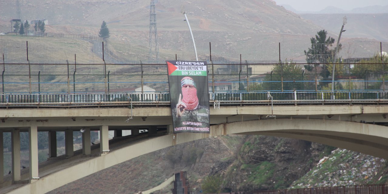 Cizre  köprüsünde  Ebu Ubeyde'nin posteri