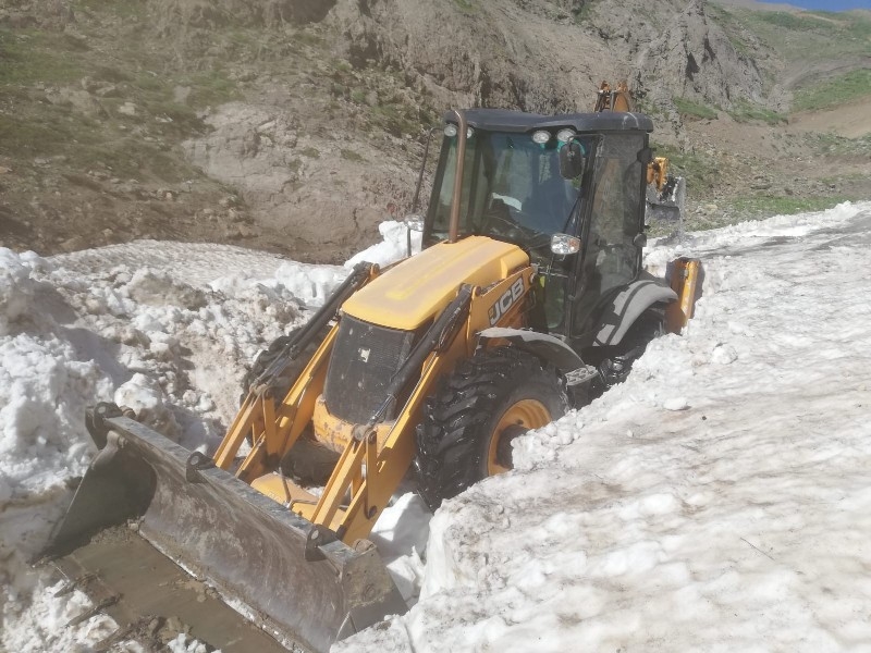 Şırnak’ta iş makineleri kar birikintilerini temizliyor