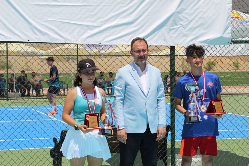 Bakan Kasapoğlu, Cudi Cup Tenis Turnuvası'nın finaline katıldı