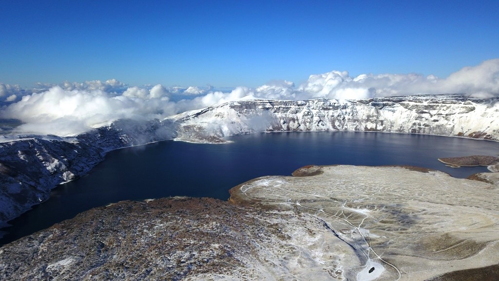 Dünyanın ikinci, Türkiye’nin ise en büyük krater gölü Nemrut Krater Gölü Kar yağışı ile ayrı bir güzellik kazandı