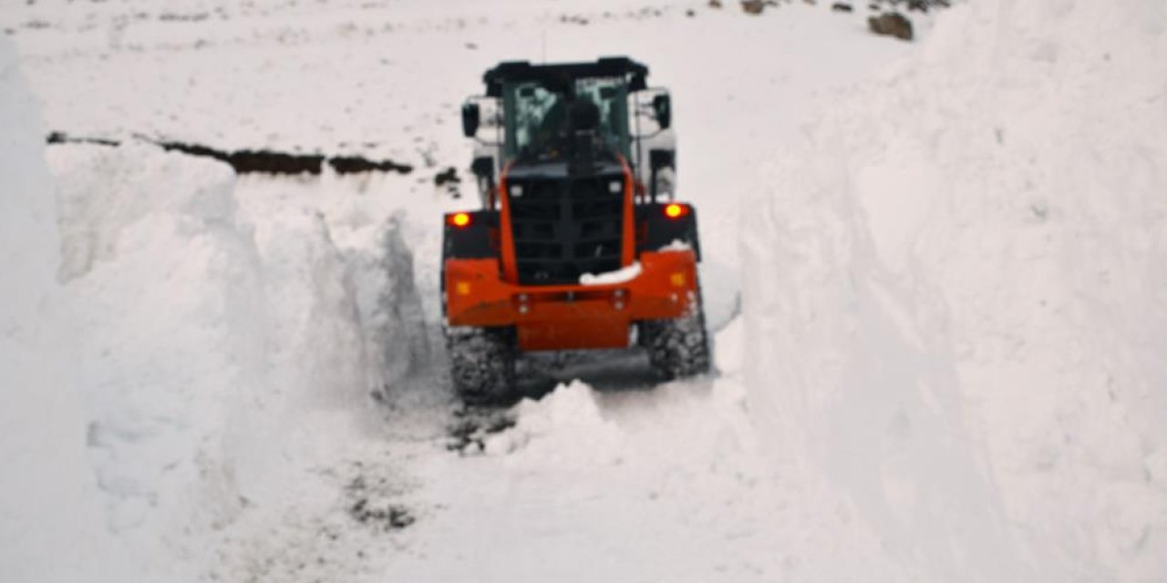 Meteoroloji uyarmıştı: Beytüşşebap’ta kar kalınlığı 2 metreyi aştı