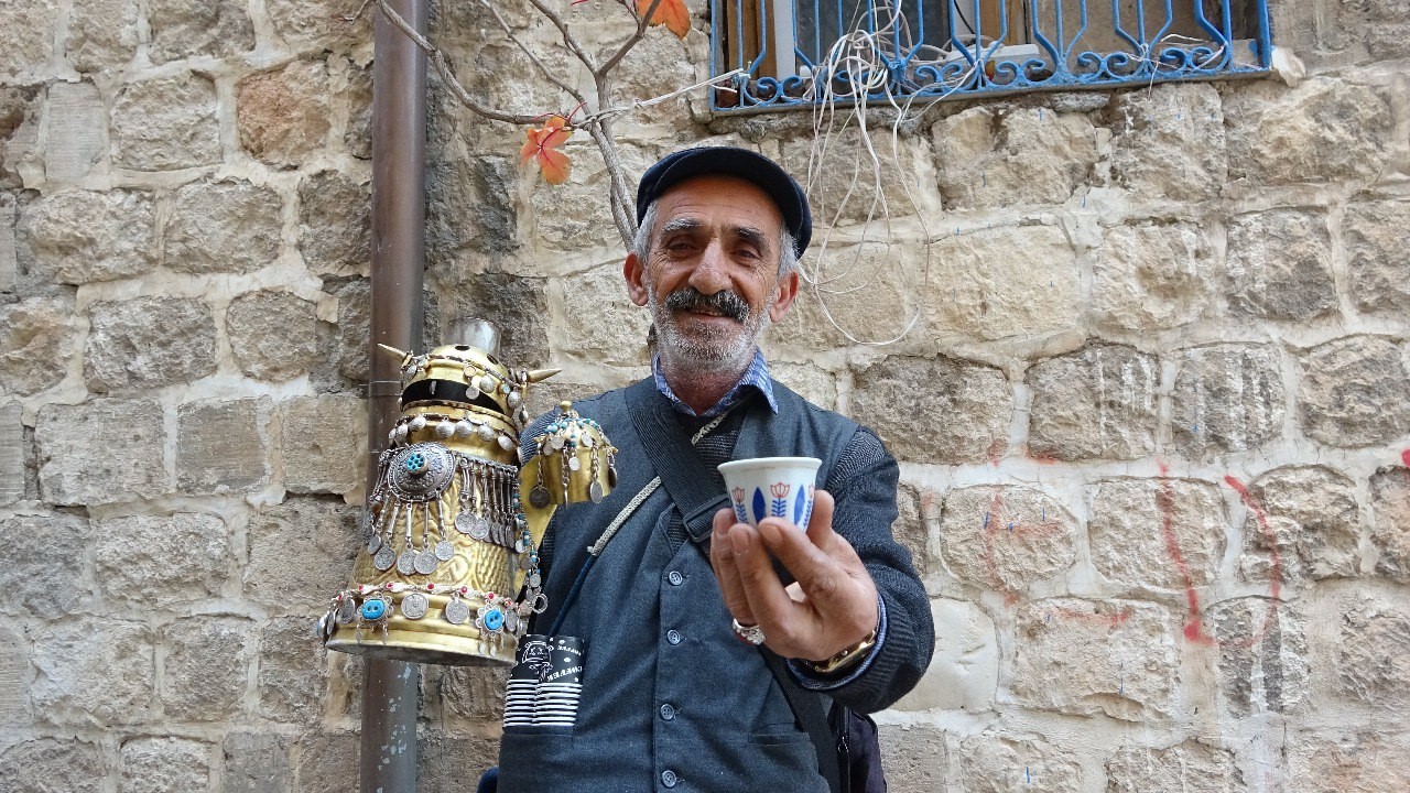 55 Yaşındaki adam 38 Yıldır Sokaklarda 'mırra kahvesi' satıyor
