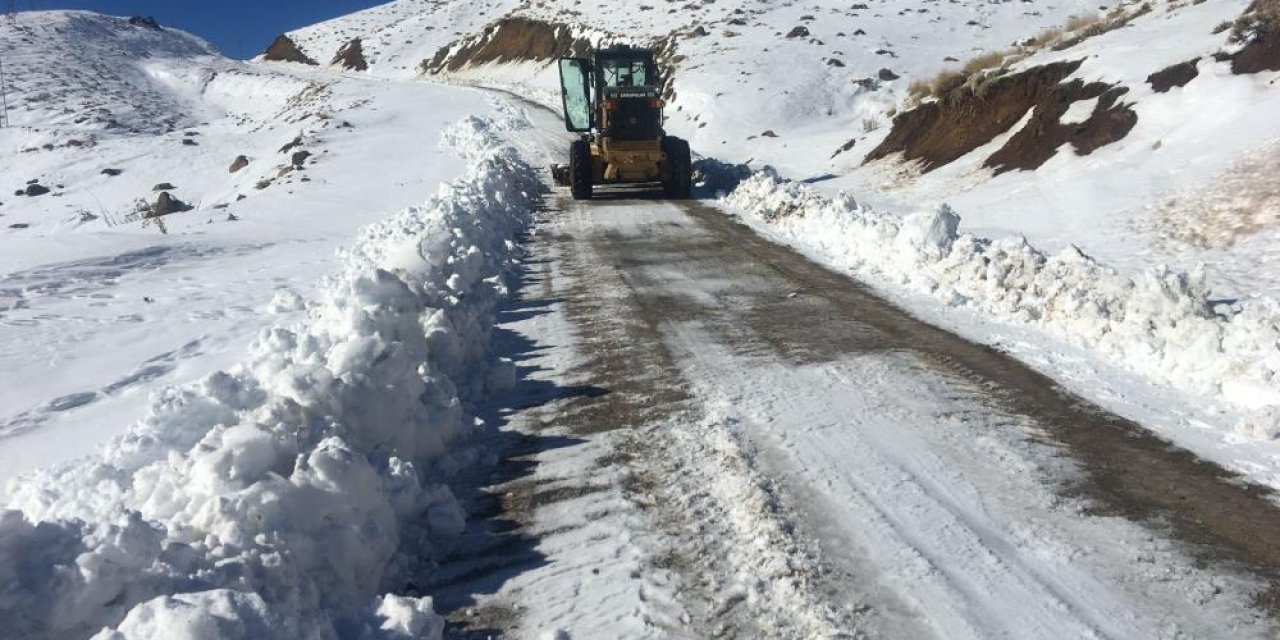 Beytüşşebap’ta kapanan köy yolları iş makinasıyla açılıyor