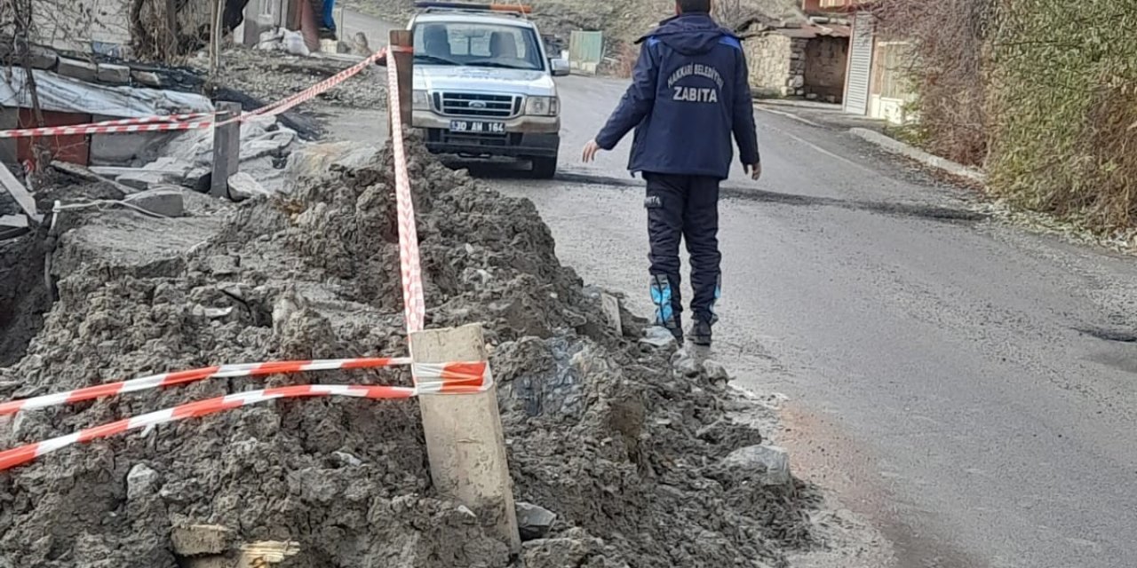 Hakkari’de korkutan olay mahalle yolu çöktü! Sümbül mahallesi tedirgin