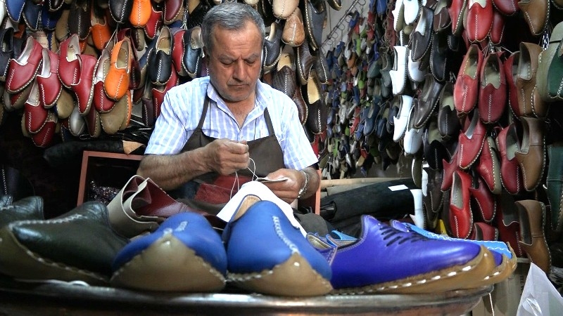 Ayak kokusundan kurtulmak isteyen bu ayakkabıya yöneliyor