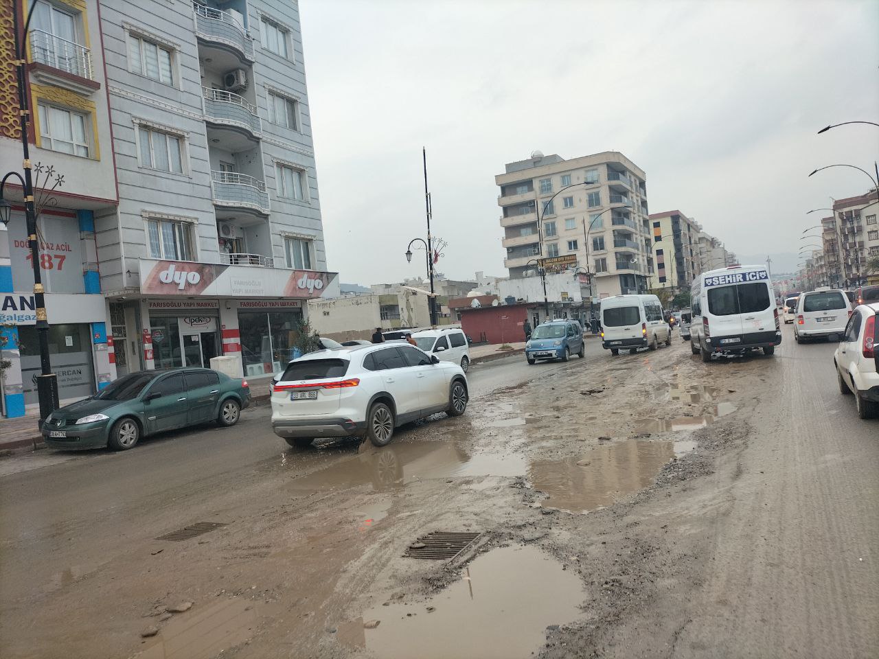 Yolların Çamur Deryasına döndüğü Cizre'de ara sokaklara Parke döşeniyor