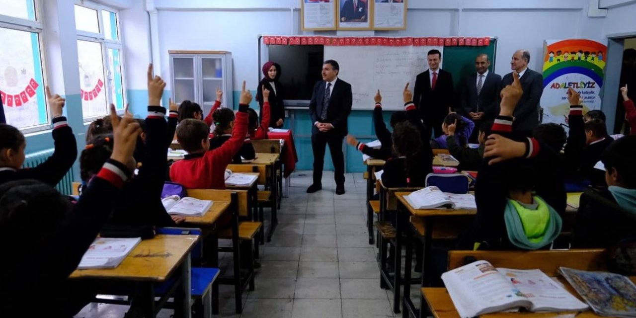 Vali Atay, Uludere'deki Okulları Gezdi