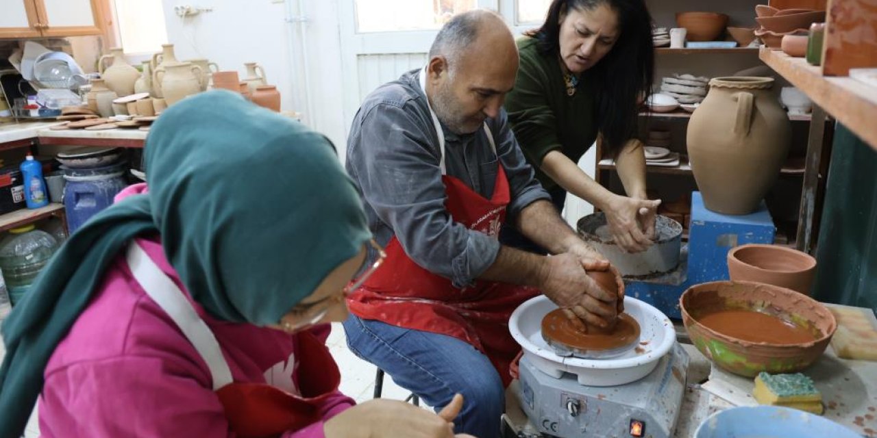 Bu ilçe’ de yok olmaya yüz tutan mesleği yaşatıyorlar