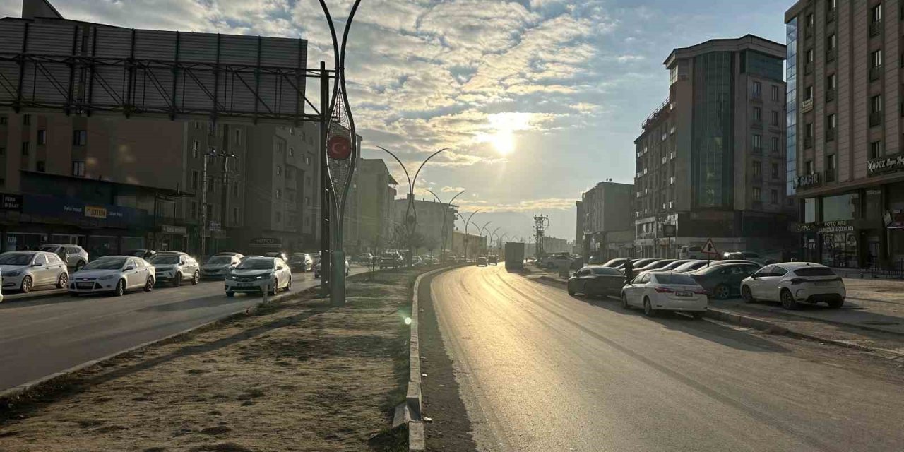 Hakkari Yüksekova’da yalancı bahar! Herkes sıcak havanın keyfini çıkardı