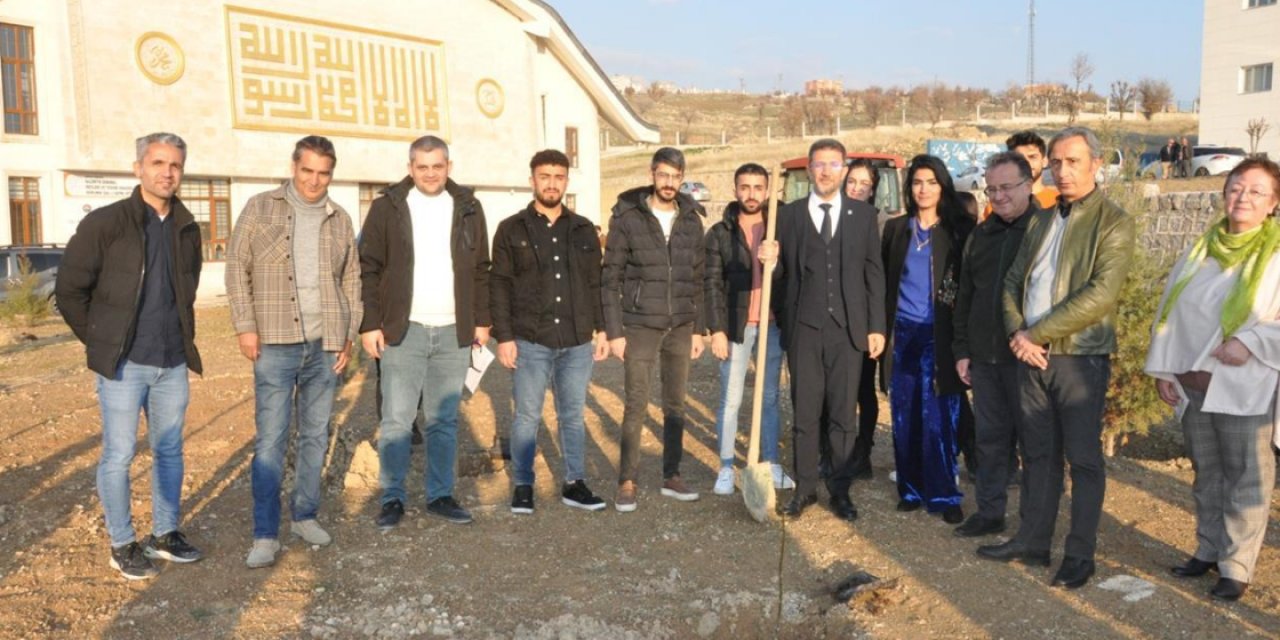 Şırnak Üniversitesinde fidanlar toprakla buluşmaya devam ediyor