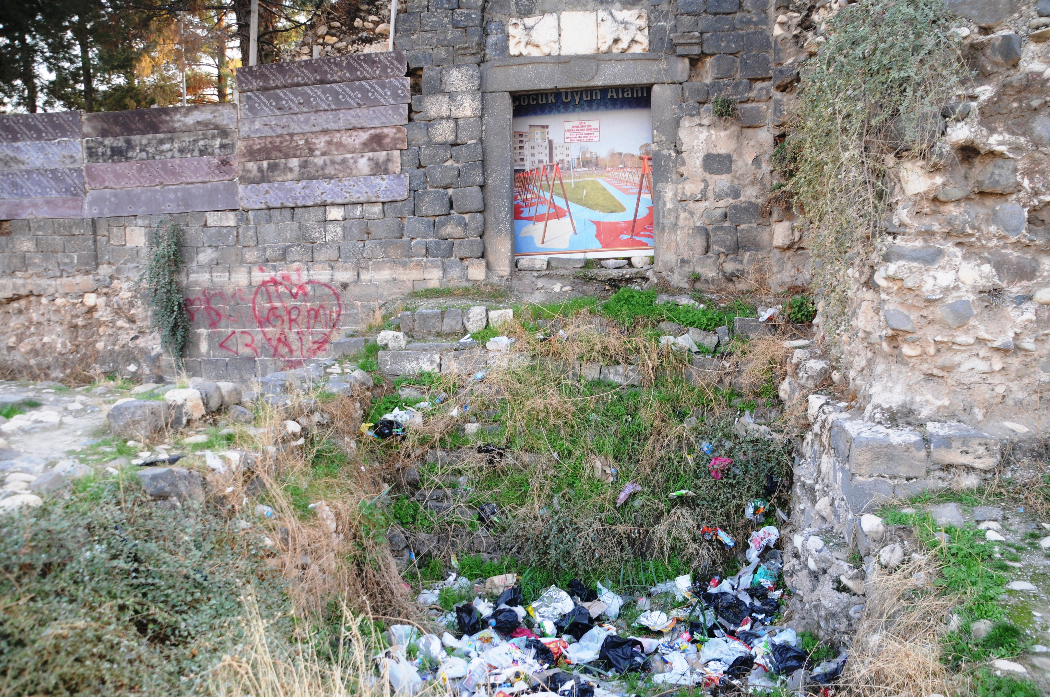 Tarihi Cizre Kalesi Çöplerden geçilmiyor