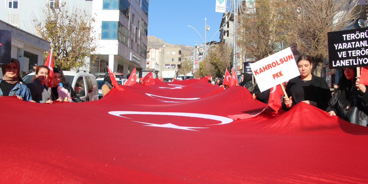 Şırnaklı kadınlar 200 metrelik bayrak ile teröre tepki gösterdi