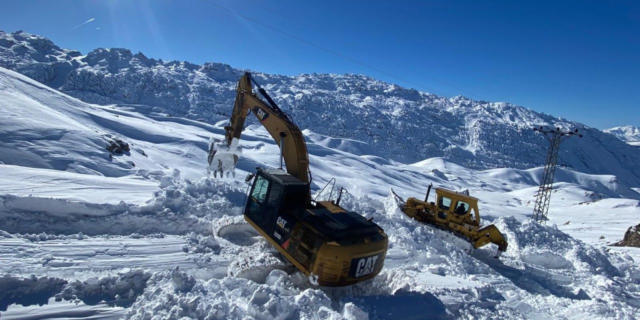 Şırnak'ta 2 metreyi geçen kar hayatı felç etti