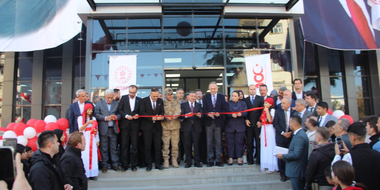 Cumhuriyet'in 100.yıl anısına Cizre yeni halk kütüphanesine kavuştu