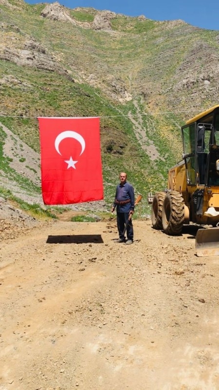 7 Yıl Önce Yapımına Başlanan Yol Tamamlandı, Muhtar Açılışı Türk Bayrağı İle Kutladı