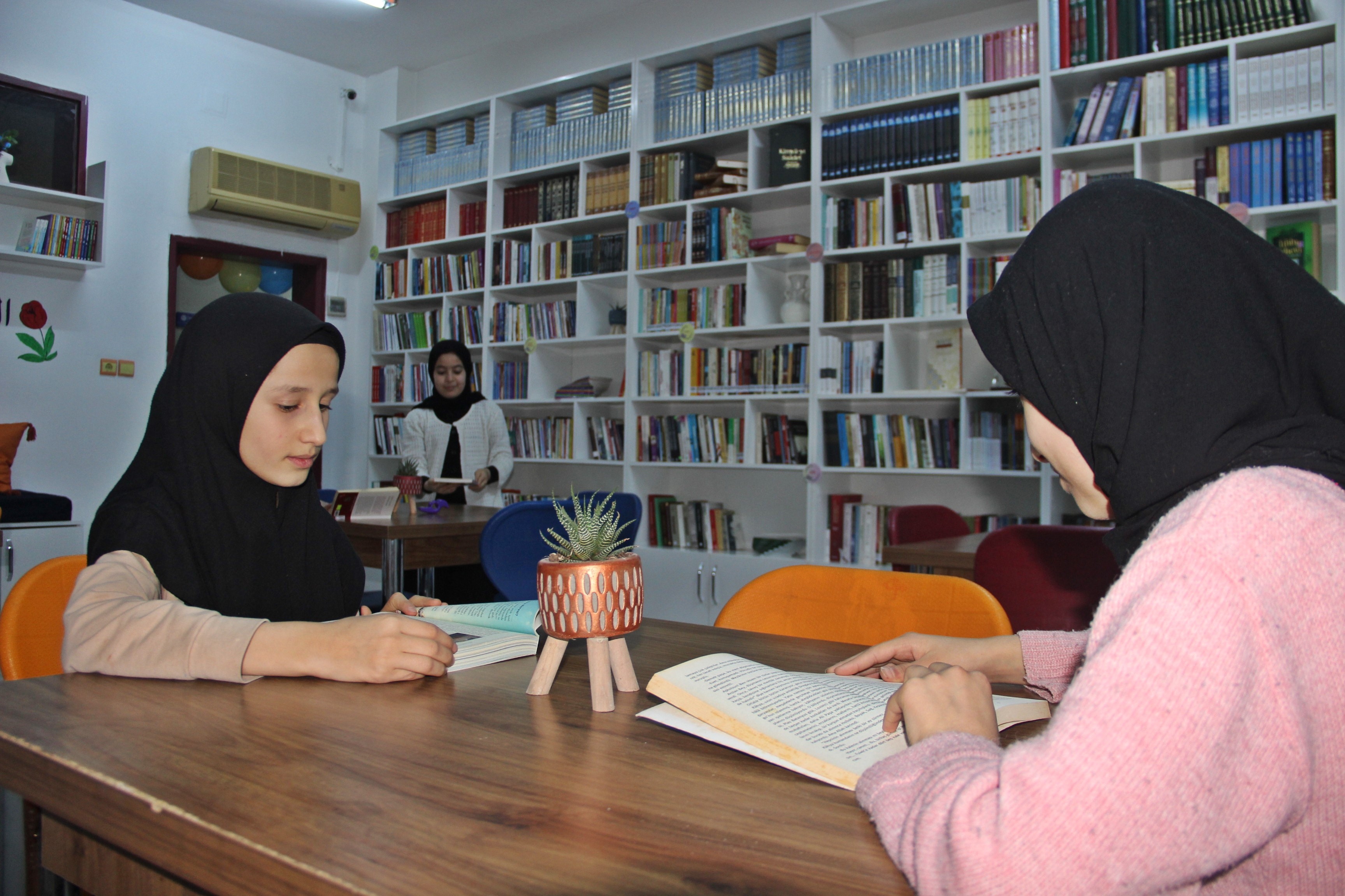 Cizre'de Kız Hafız Öğrenciler için Kütüphane yapıldı