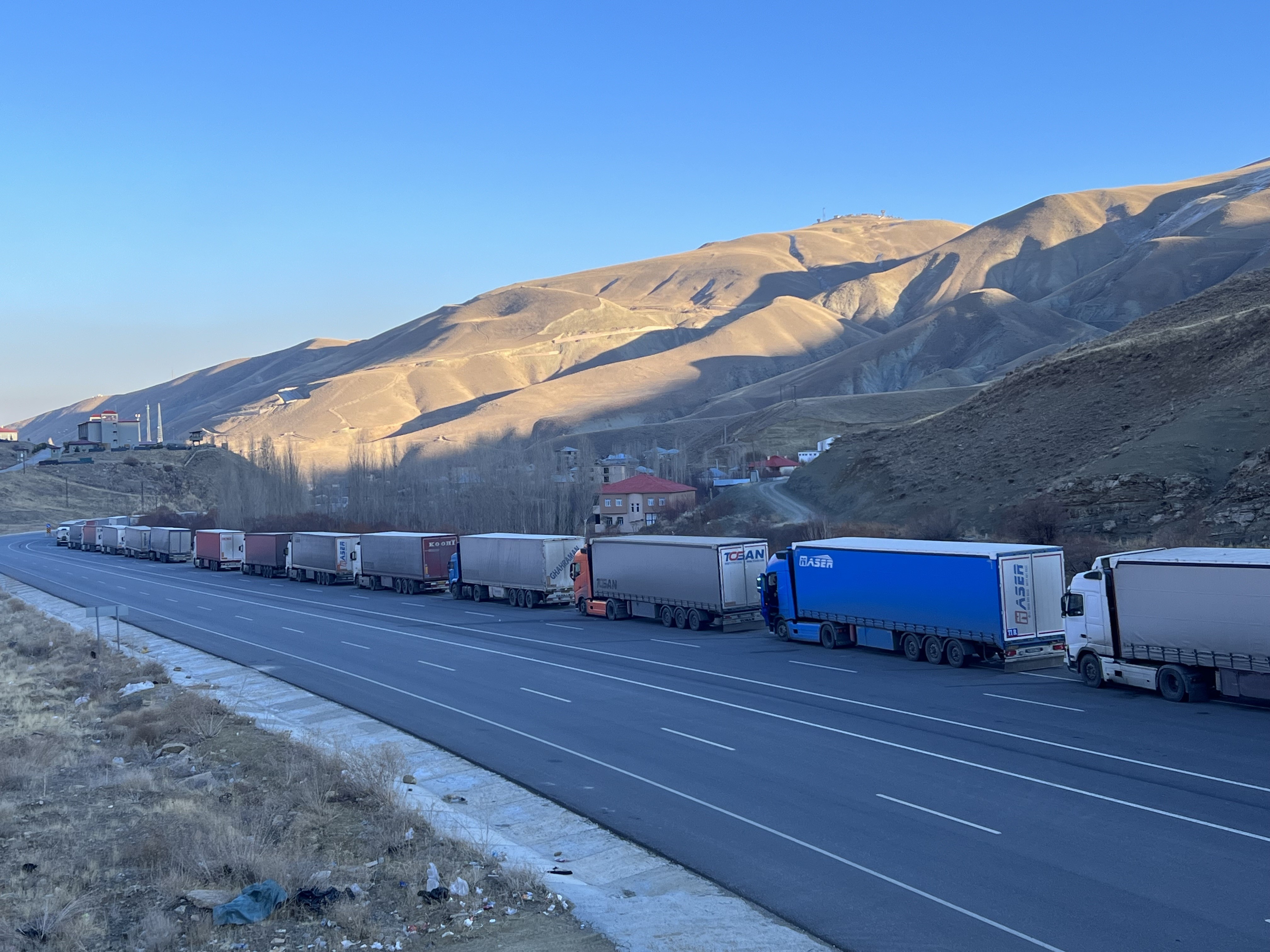 Sınır hattında 10 kilometrelik tır kuyruğu çilesi