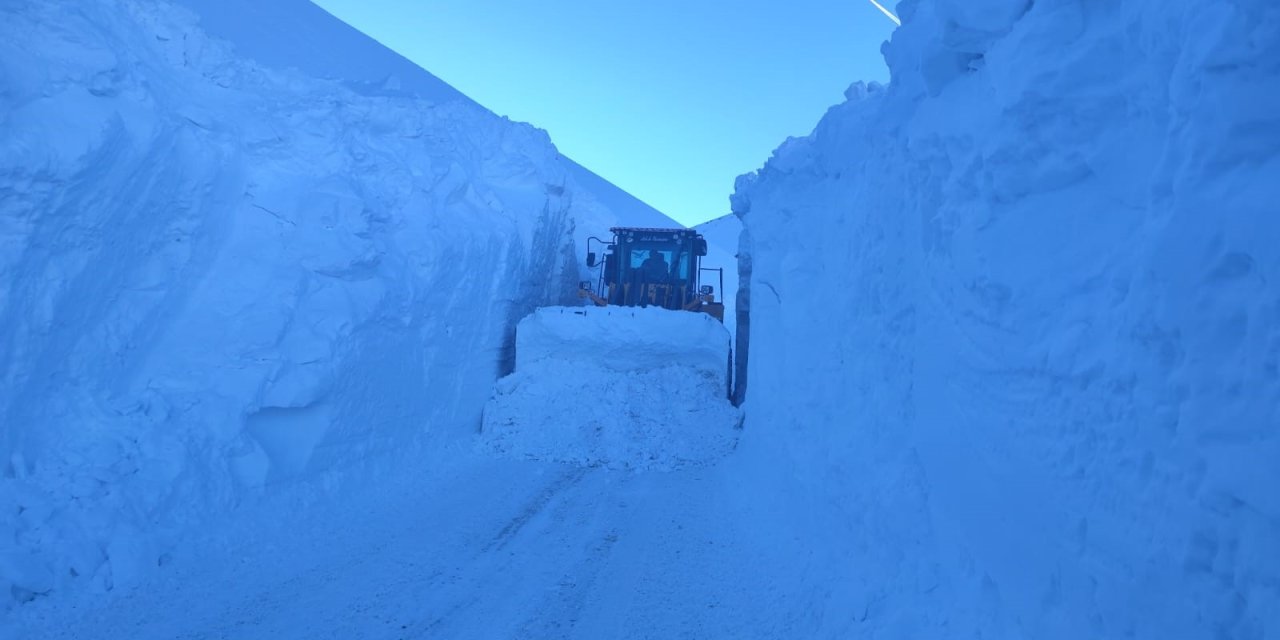 Askeri üs bölgelerde  kar tünelleri 6 metreyi geçti