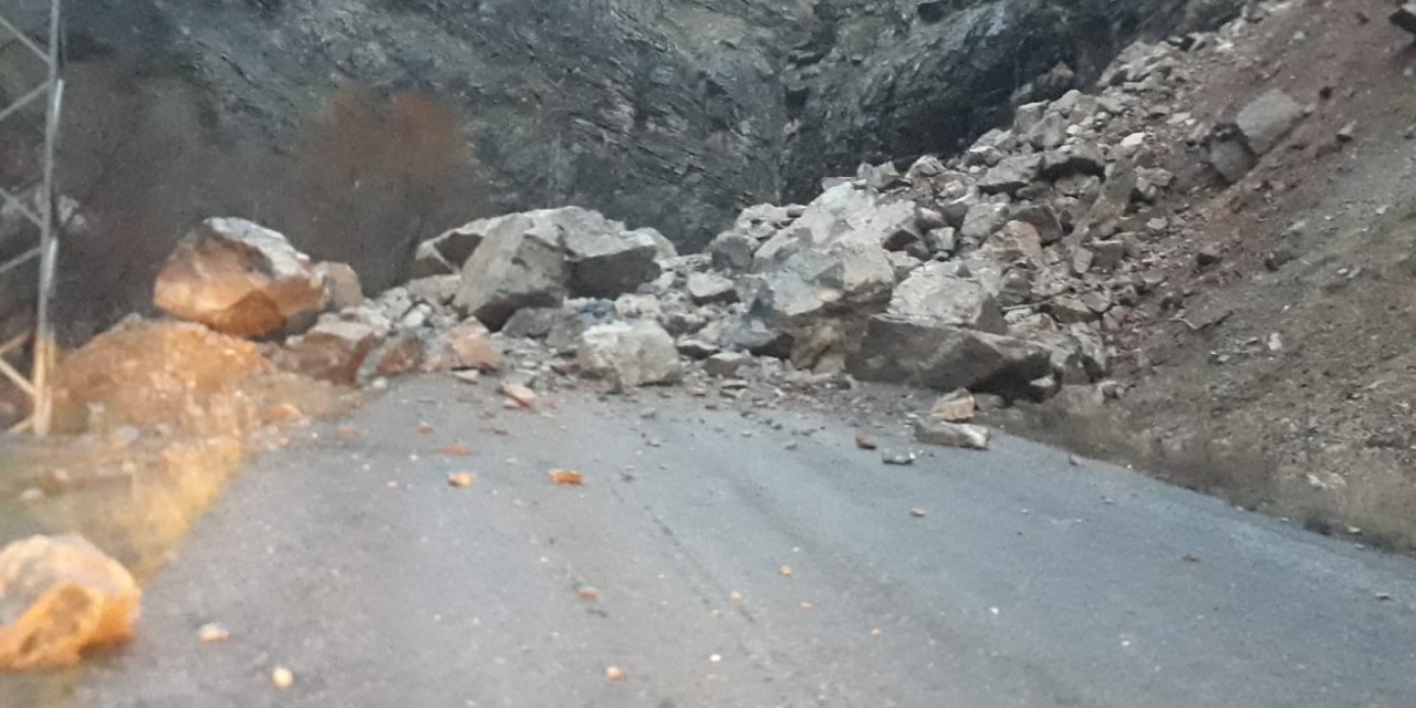 Hakkari  yolları tehlike saçıyor;Kopan kayalar köy yolunu kapattı