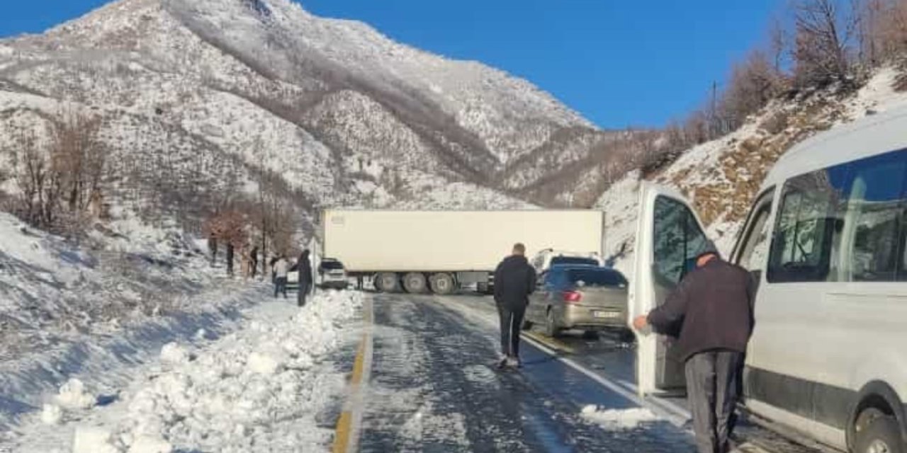 Şırnak-Hakkari yolunda kaza! Kaza nedeniyle yol trafiğe kapatıldı