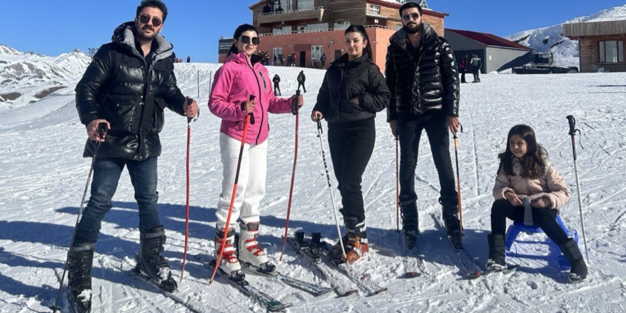 Sezon açıldı... Hakkari'de Yüksekovalı kayakseverler doyasıya eğlendiler