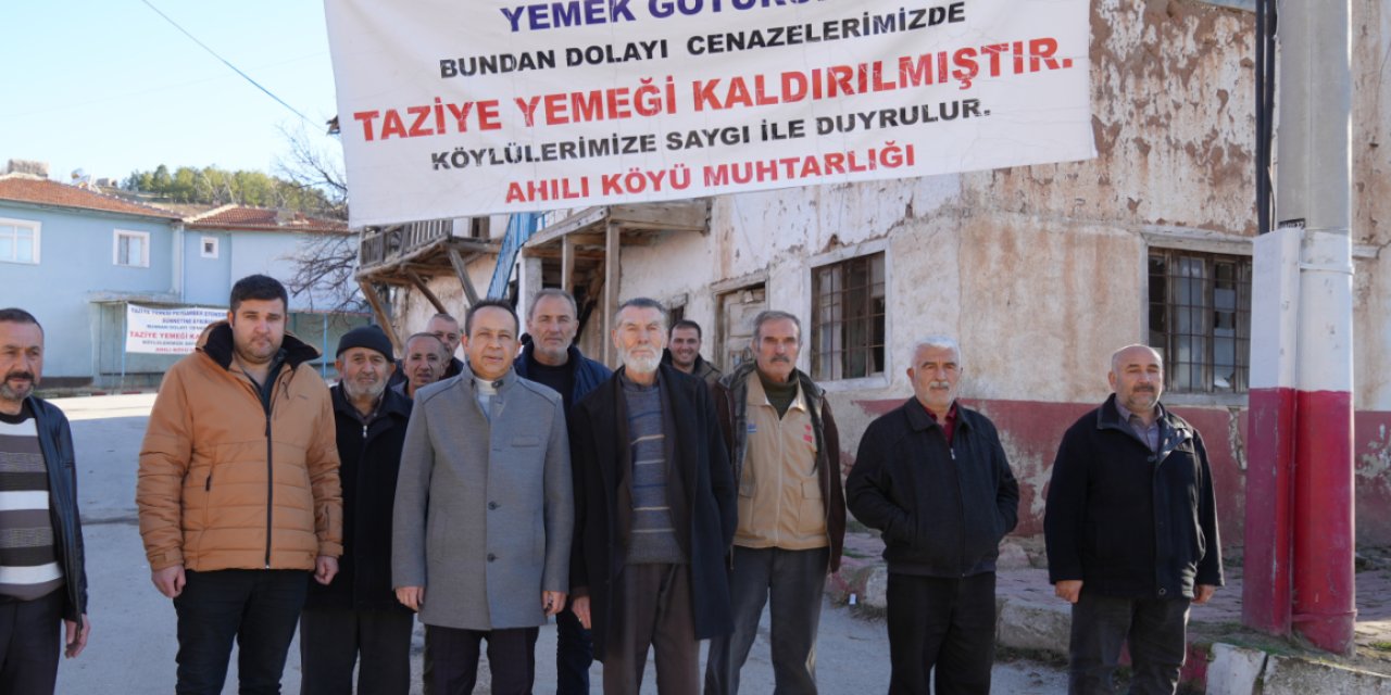 Yıllardır süren geleneği pankartla duyurdular:Taziye yemeği kaldırılıyor