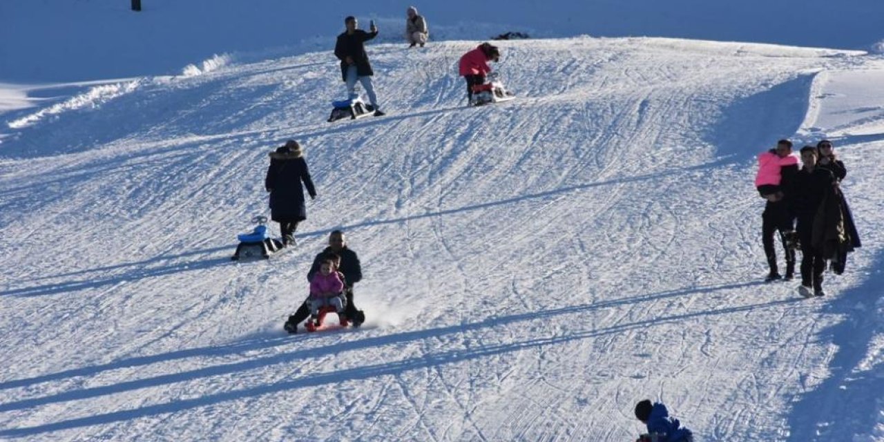 Bitlis kayak merkezinde çocukların kayak keyfi