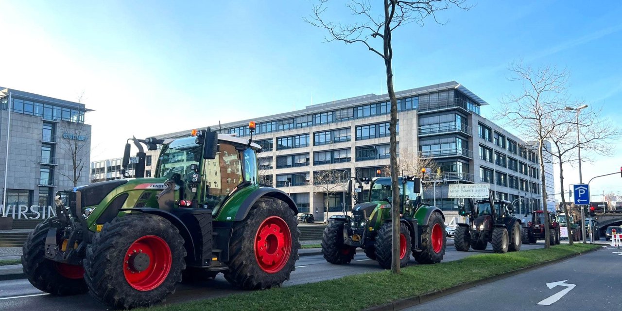 Hükümet kararını Alman Çiftçiler Traktörle Eylem Yaparak tepki gösterdi